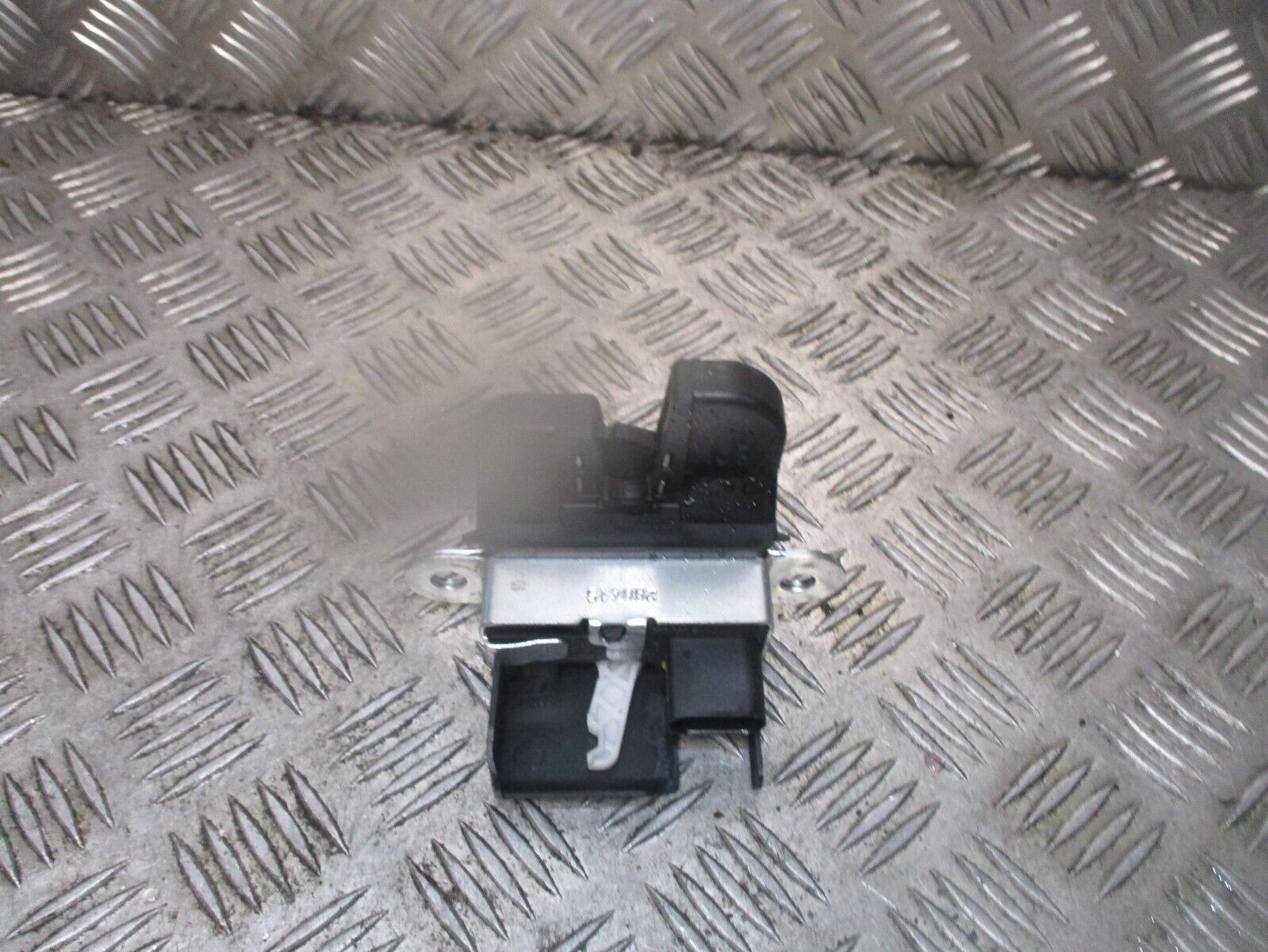 2016 GENUINE SEAT LEON HATCHBACK TAILGATE BOOT LOCK LATCH MECHANISM 5F4827505C - Image 2