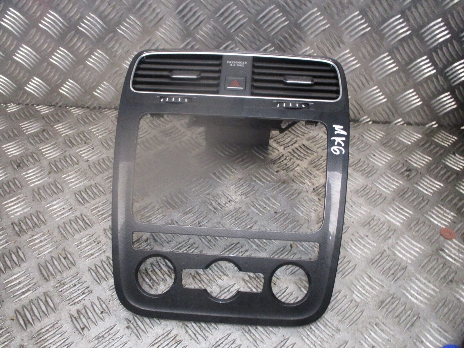 2014 VW SCIROCCO FRONT CENTRE DASHBOARD HEATER AC AIRVENT WITH TRIM 1K8819728 - Image 2