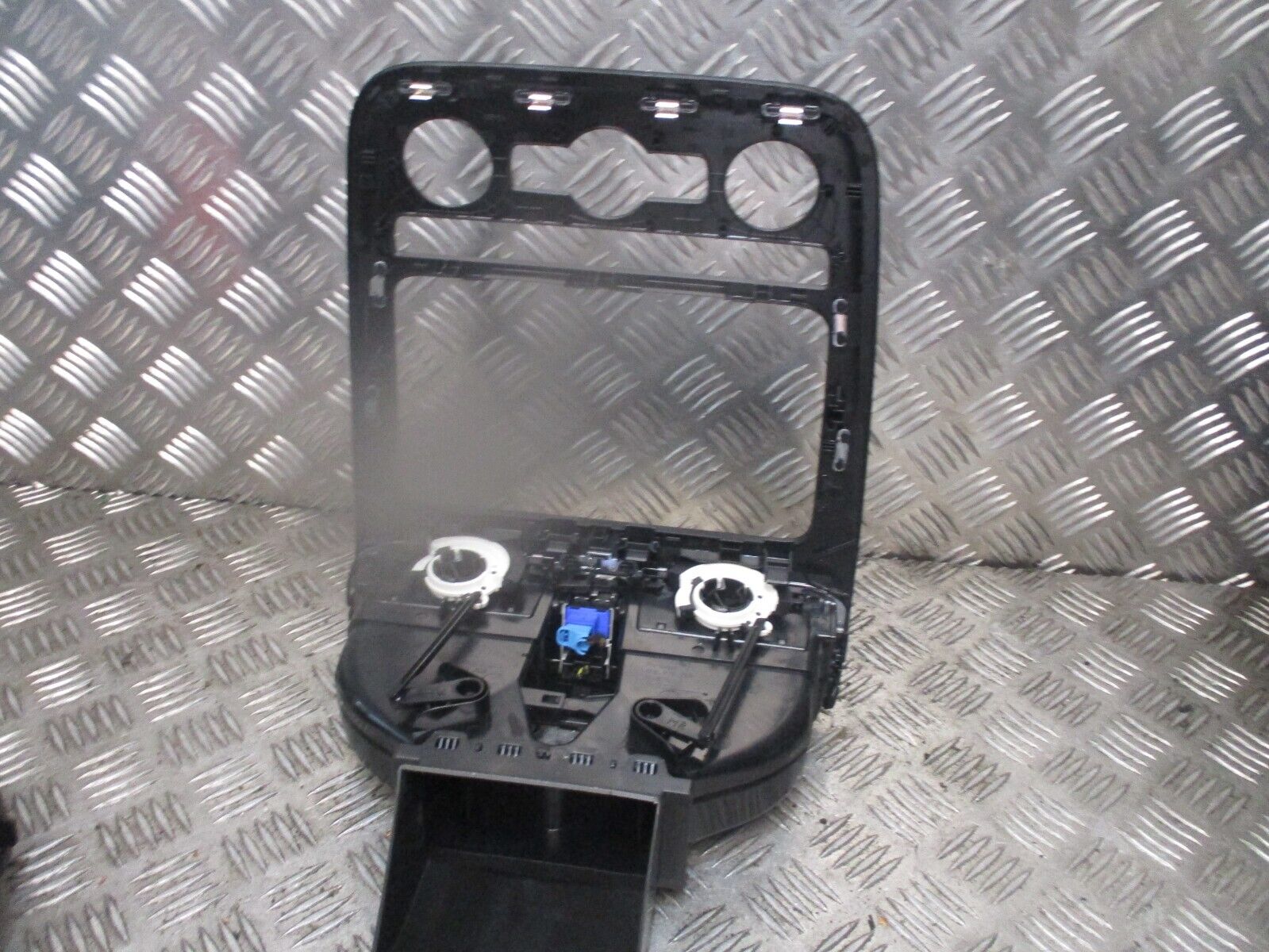 2014 VW SCIROCCO FRONT CENTRE DASHBOARD HEATER AC AIRVENT WITH TRIM 1K8819728 - Image 3