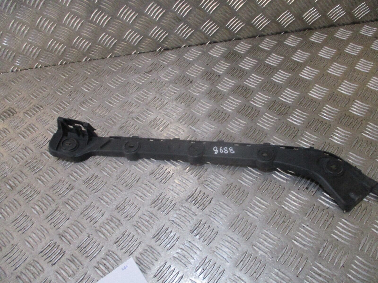 2015 SKODA OCTAVIA ESTATE REAR LEFT PASSENGER SIDE BUMPER BRACKET 5E9807393