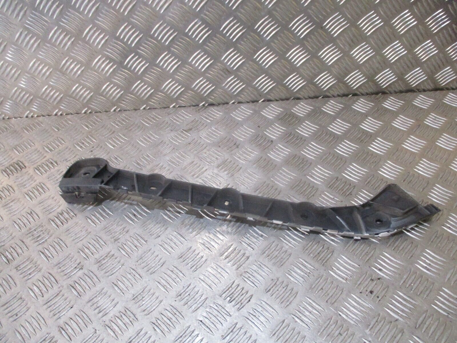 2015 SKODA OCTAVIA ESTATE REAR LEFT PASSENGER SIDE BUMPER BRACKET 5E9807393 - Image 2