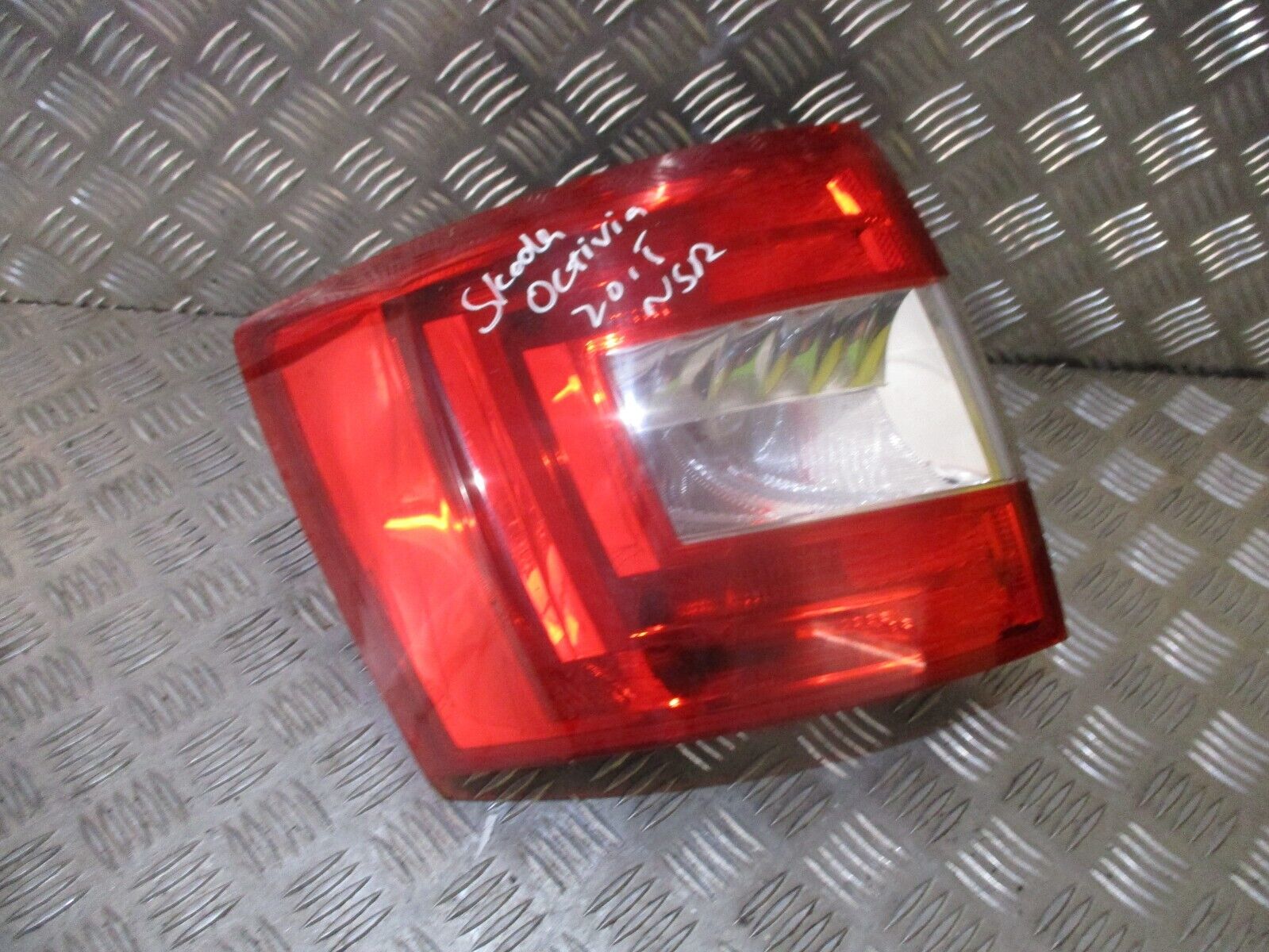 2015 SKODA OCTAVIA ESTATE REAR LEFT PASSENGER SIDE TAILLIGHT LAMP OEM 5E9945095 - Image 2
