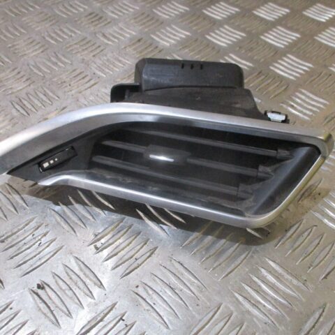 2014 GENUINE PEUGEOT 208 FRONT RIGHT DRIVER SIDE AIRVENT 9673131677