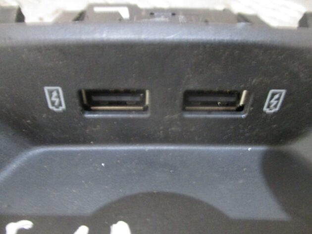 2014 GENUINE SEAT LEON USB TWIN PORT CHARGING HUB 5Q0035726L - Image 2