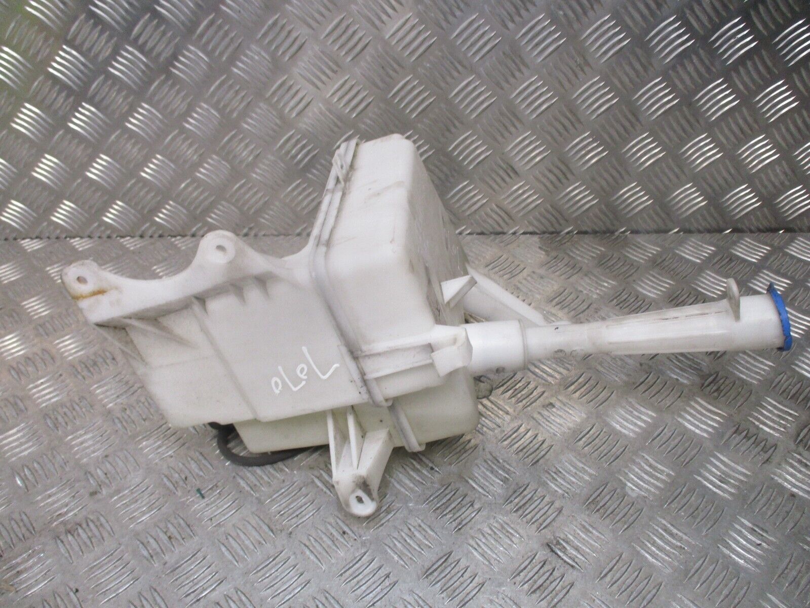 2013 GENUINE TOYOTA AVENSIS FRONT WINDSCREEN WASHER BOTTLE 85310-05141