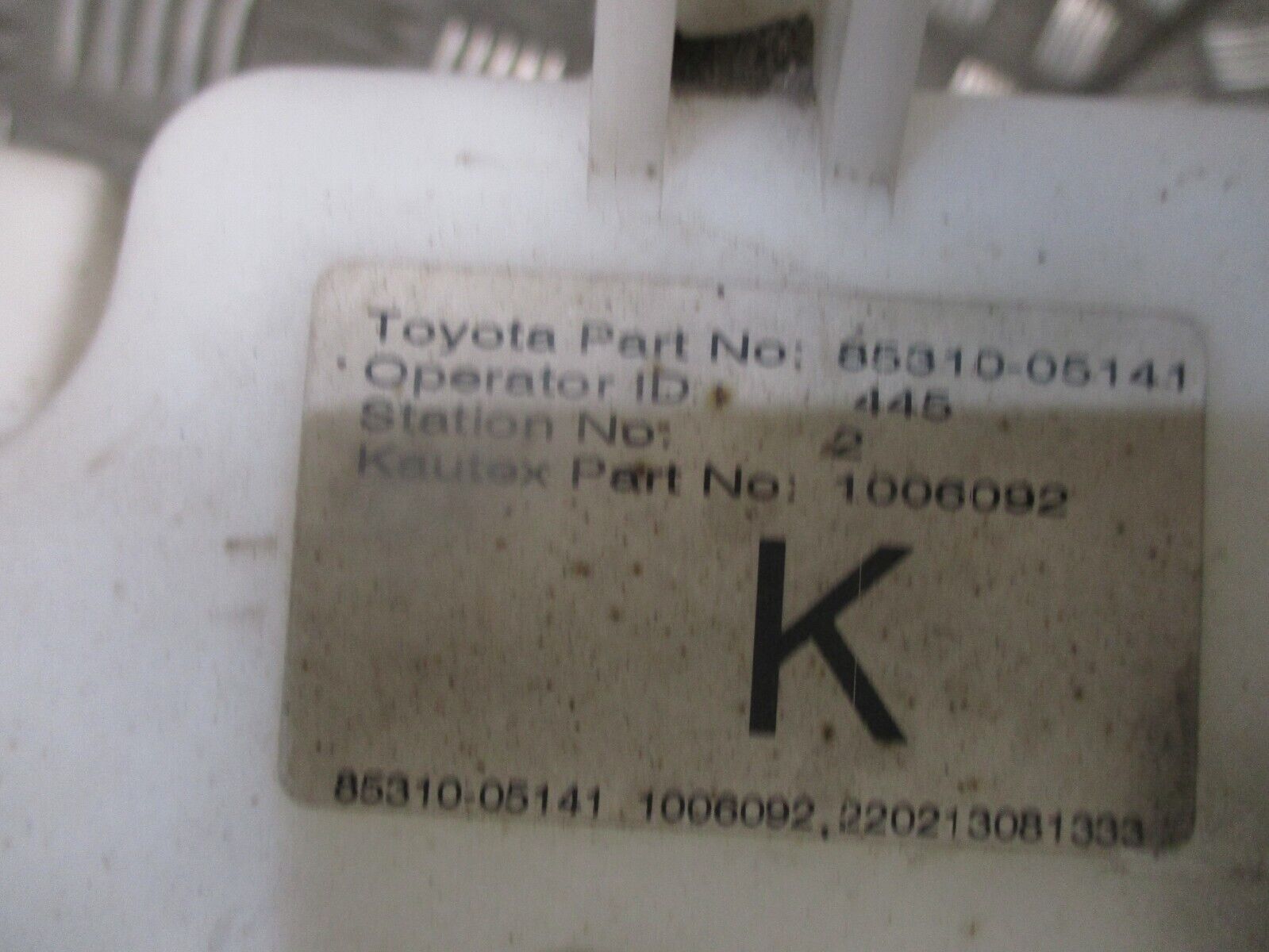2013 GENUINE TOYOTA AVENSIS FRONT WINDSCREEN WASHER BOTTLE 85310-05141 - Image 2