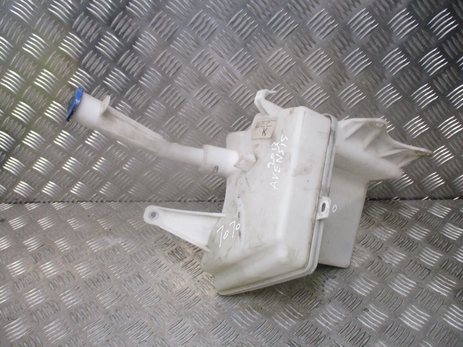 2013 GENUINE TOYOTA AVENSIS FRONT WINDSCREEN WASHER BOTTLE 85310-05141 - Image 3
