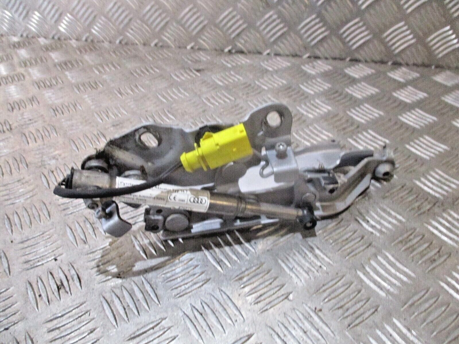 2016 AUDI A3 8V FRONT LEFT PASSENGER SIDE BONNET HINGE 8V0823301F 8V0823823F OEM