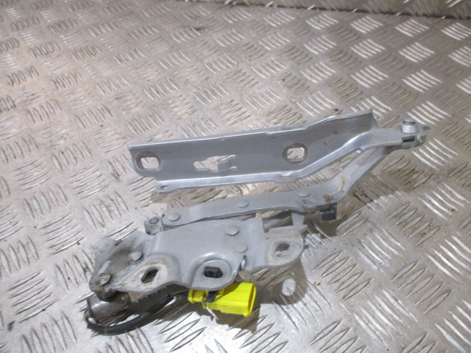 2016 AUDI A3 8V FRONT LEFT PASSENGER SIDE BONNET HINGE 8V0823301F 8V0823823F OEM - Image 2