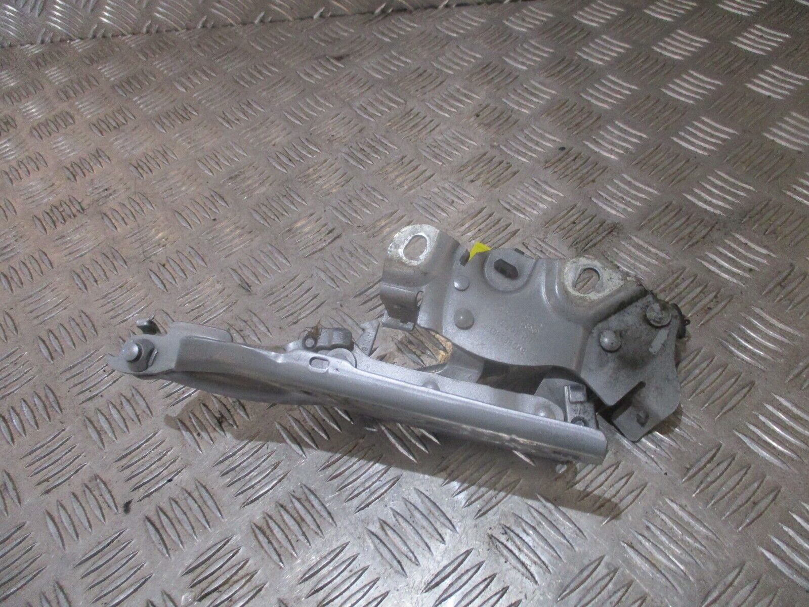 2016 AUDI A3 8V FRONT LEFT PASSENGER SIDE BONNET HINGE 8V0823301F 8V0823823F OEM - Image 3