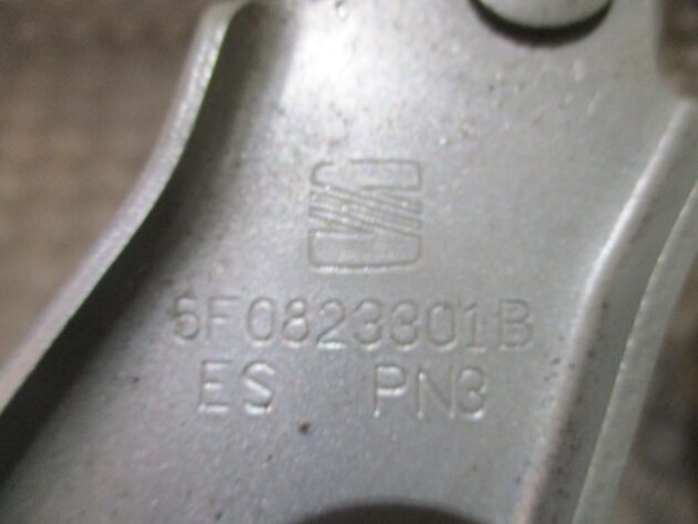 2014 GENUINE SEAT LEON FRONT LEFT PASSENGER SIDE BONNET HINGE 5F0823301B - Image 2