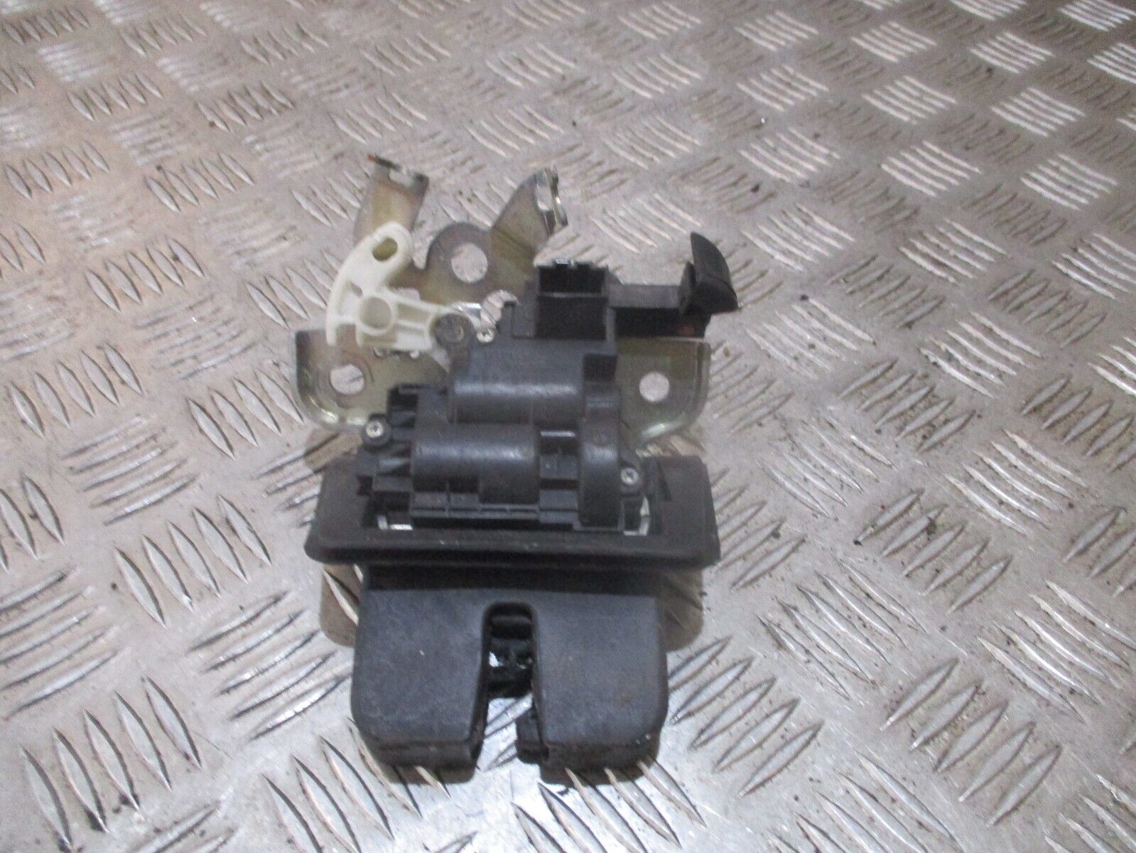 2013 GENUINE AUDI A3 HATCHBACK REAR TAILGATE BOOT LOCK MECHANISM 8R0827505