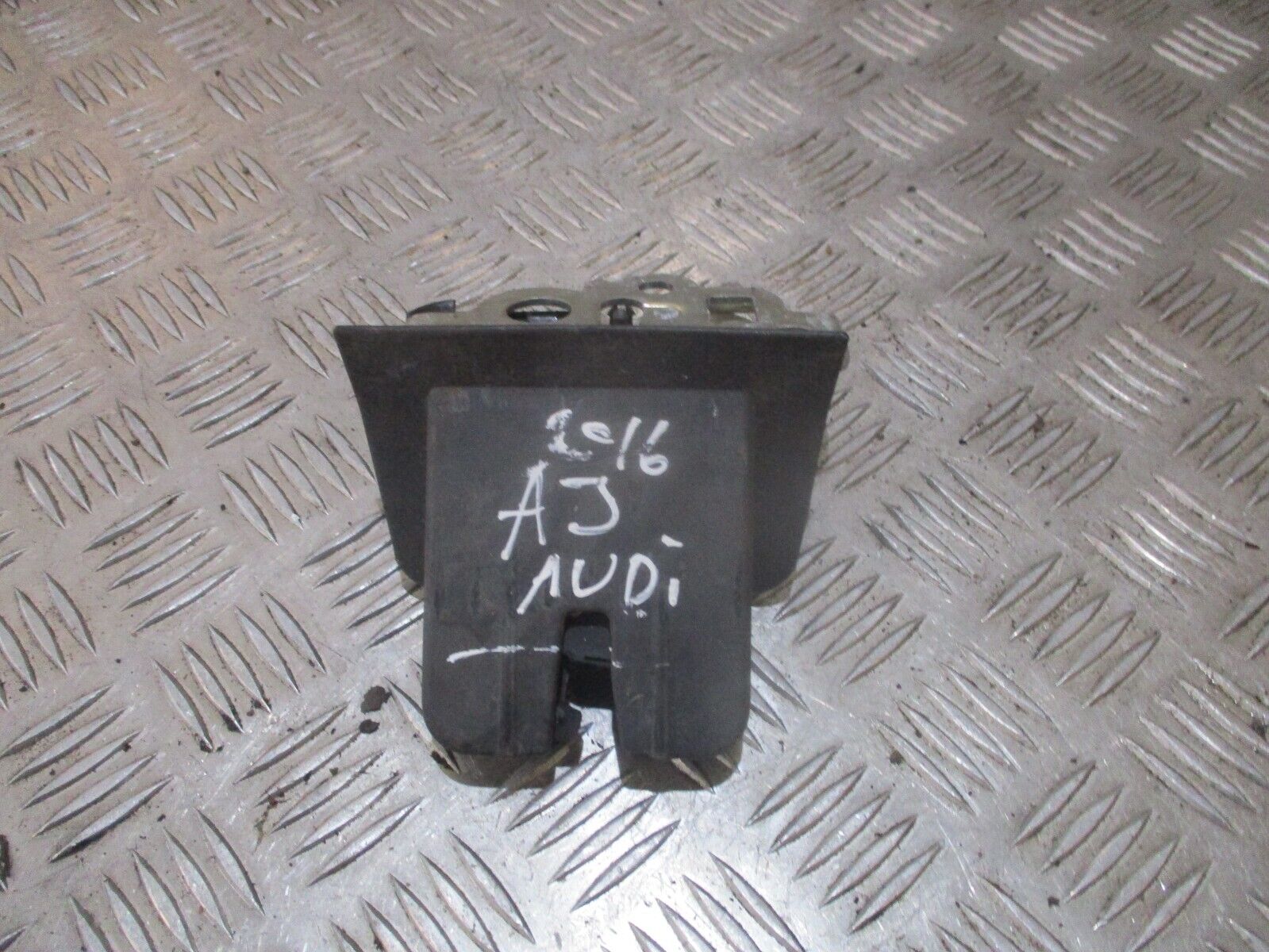2013 GENUINE AUDI A3 HATCHBACK REAR TAILGATE BOOT LOCK MECHANISM 8R0827505 - Image 2