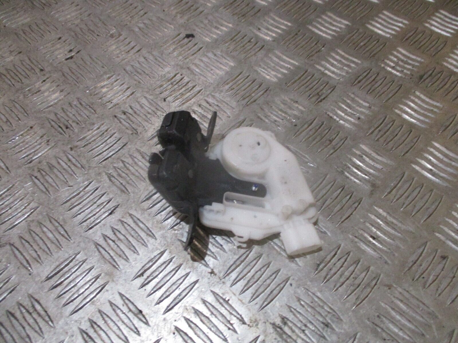 2016 GENUINE TOYOTA AURIS ESTATE REAR TAILGATE BOOT LOCK MECHANISM - Image 3