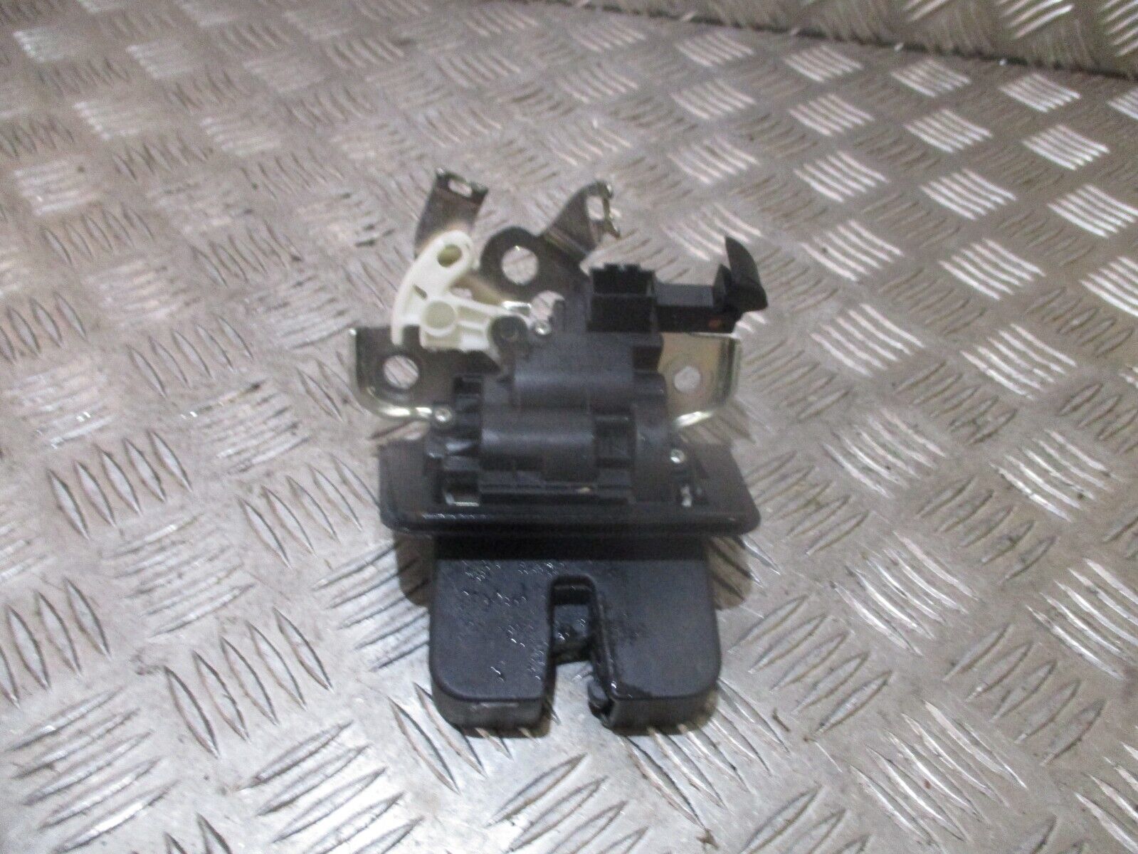 2013 GENUINE AUDI A3 8V REAR TAILGATE BOOT LOCK LATCH MECHANISM 8R0827505