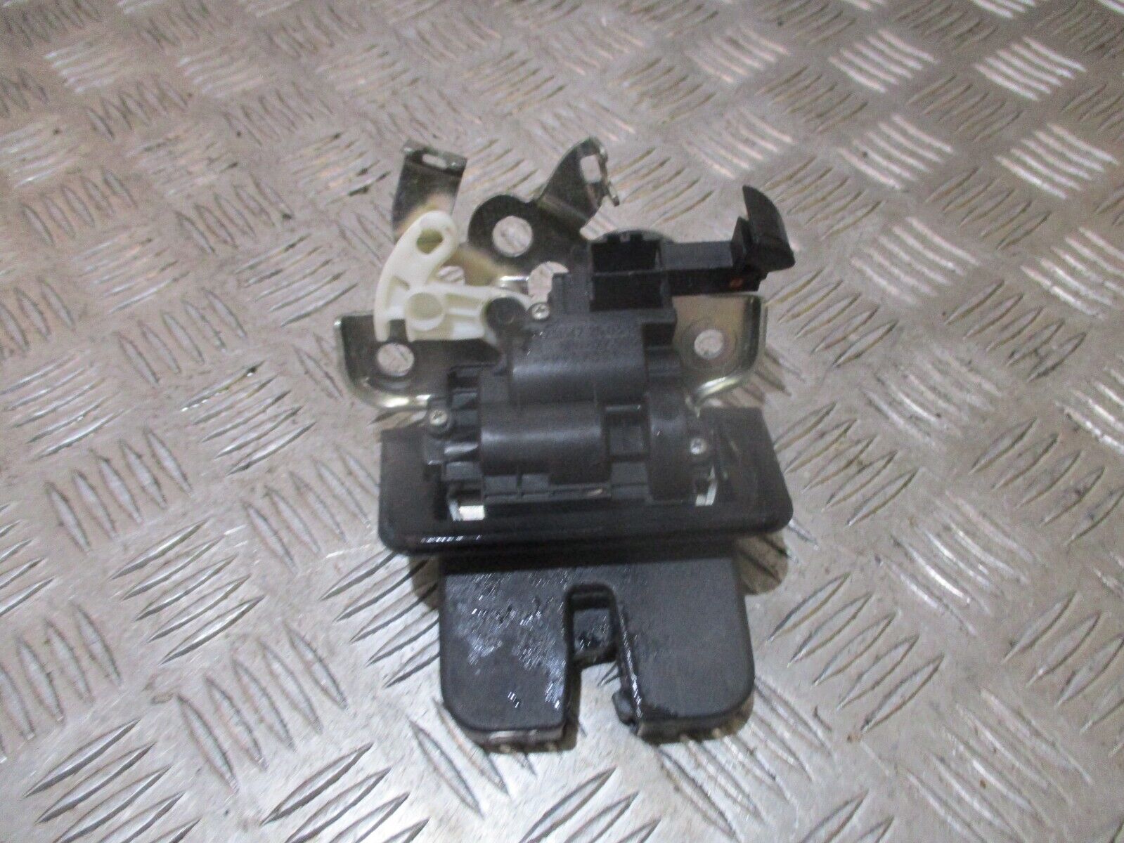 2013 GENUINE AUDI A3 8V REAR TAILGATE BOOT LOCK LATCH MECHANISM 8R0827505 - Image 2