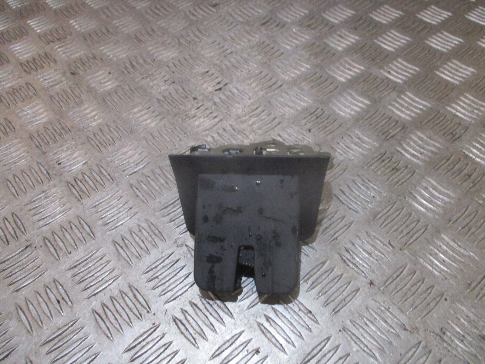 2013 GENUINE AUDI A3 8V REAR TAILGATE BOOT LOCK LATCH MECHANISM 8R0827505 - Image 3