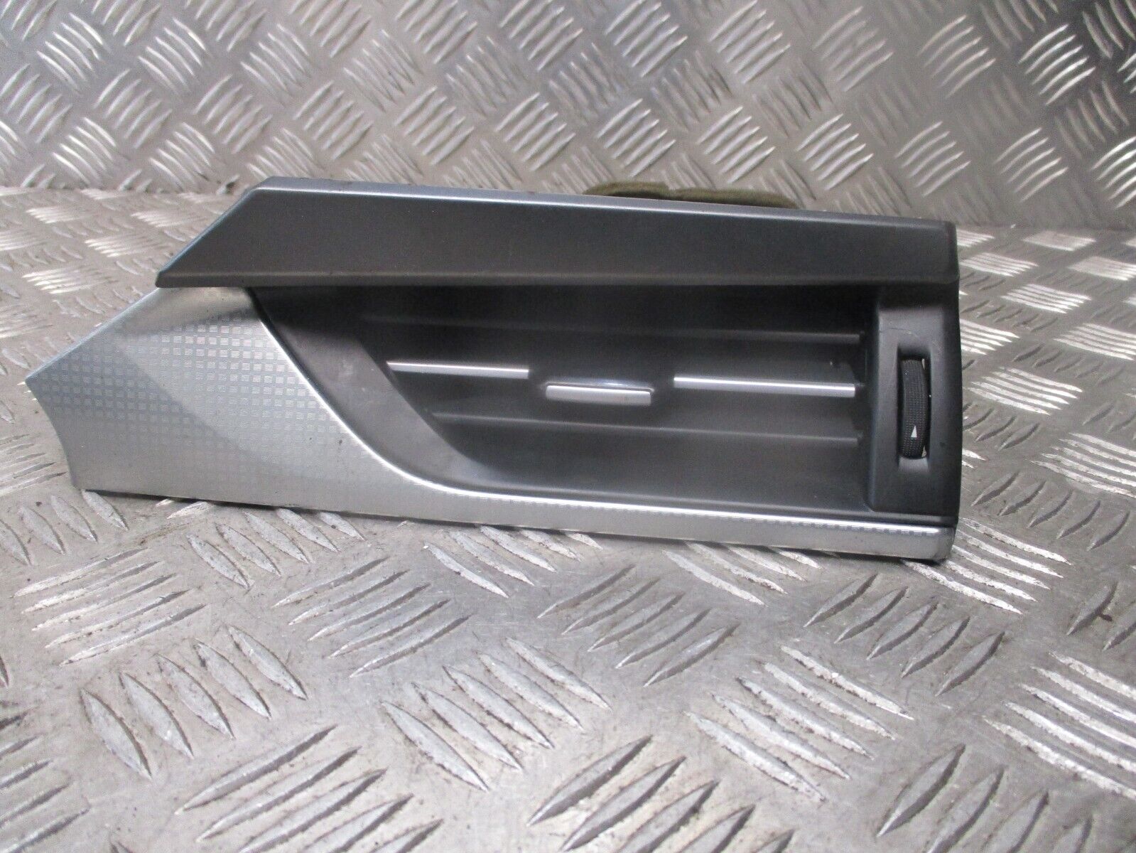 2015 GENUINE TOYOTA AVENSIS FRONT RIGHT DRIVER SIDE AIRVENT 55650-05170