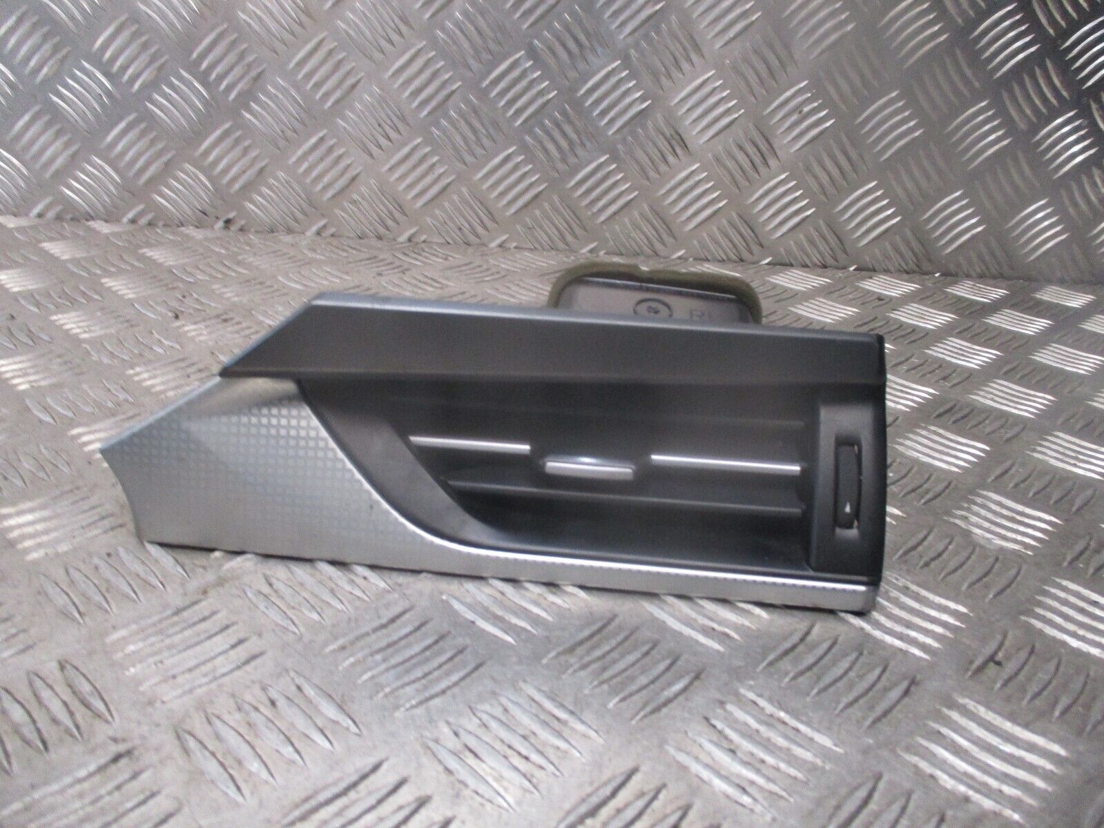 2015 GENUINE TOYOTA AVENSIS FRONT RIGHT DRIVER SIDE AIRVENT 55650-05170 - Image 2