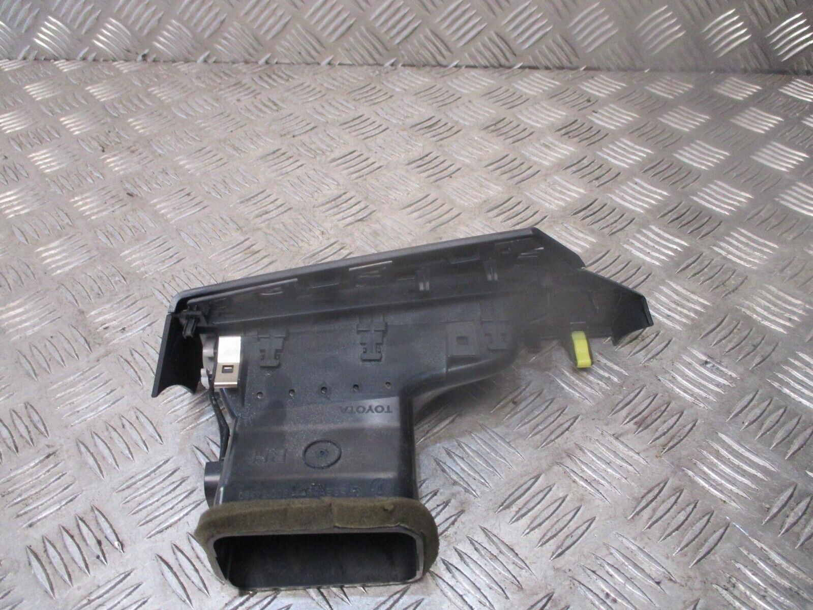 2015 GENUINE TOYOTA AVENSIS FRONT RIGHT DRIVER SIDE AIRVENT 55650-05170 - Image 3