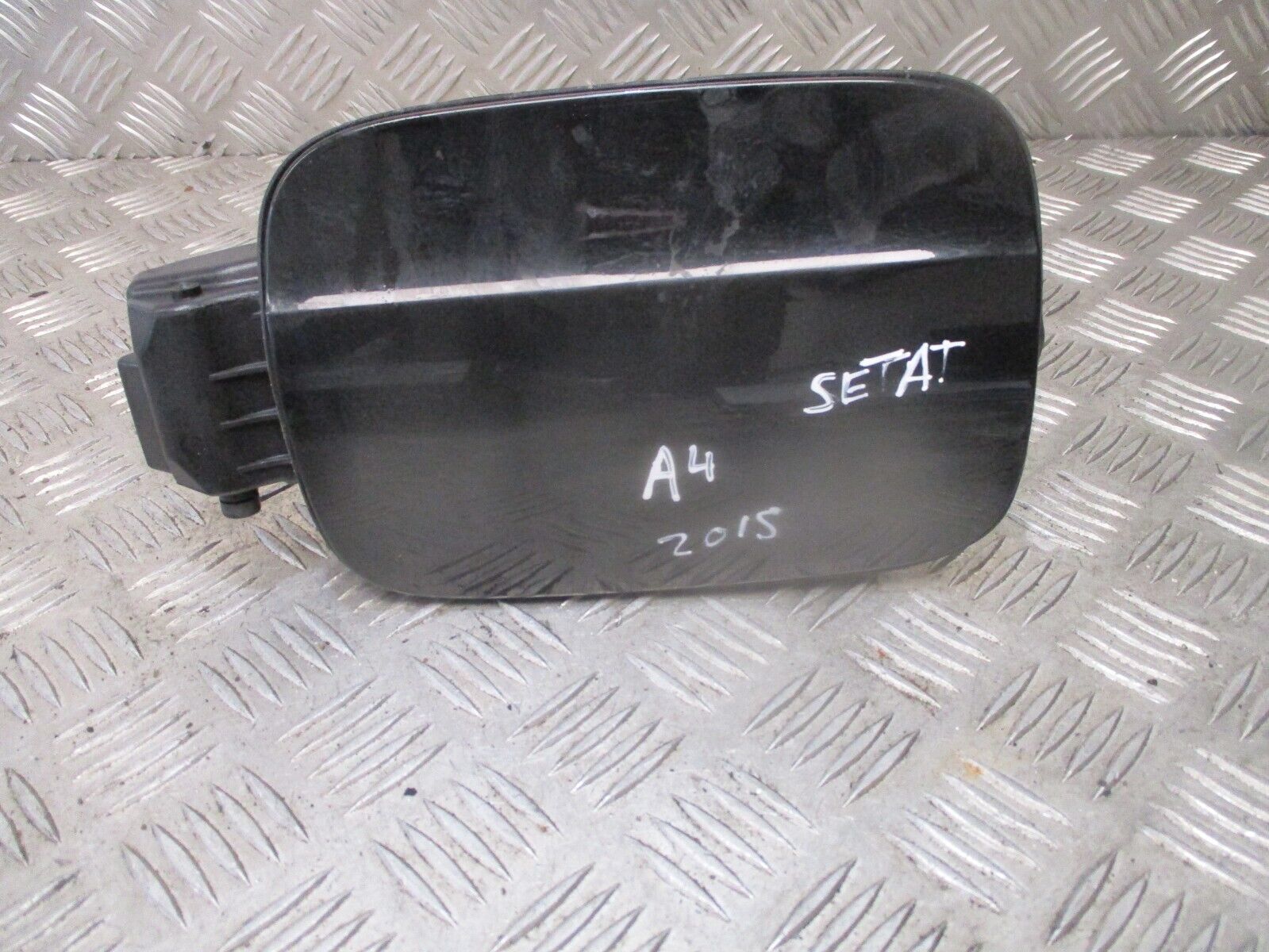 2015 GENUINE AUDI A4 ESTATE REAR FUEL FILLER FLAP CAP COVER 8K0809999A - Image 2