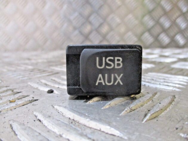 2013 GENUINE LEXUS CT200 AUX AUXILIARY USB SOCKET INPUT PLUG 86190-76010