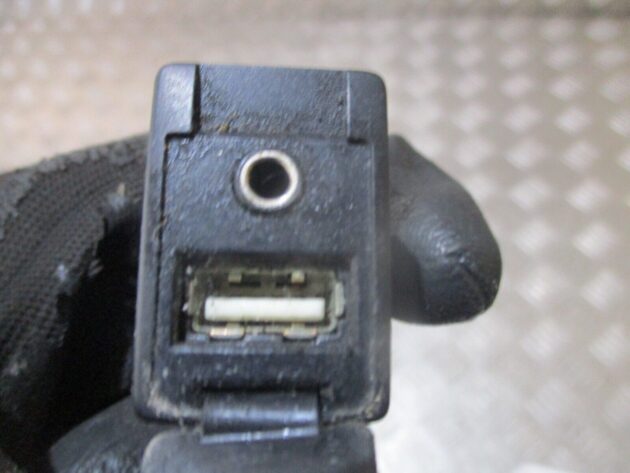 2013 GENUINE LEXUS CT200 AUX AUXILIARY USB SOCKET INPUT PLUG 86190-76010 - Image 2