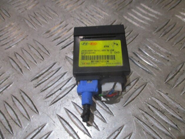 2013 GENUINE HYUNDAI IX35 AUX IN JACK-ASSY USB PORT 96120-G2050 - Image 3
