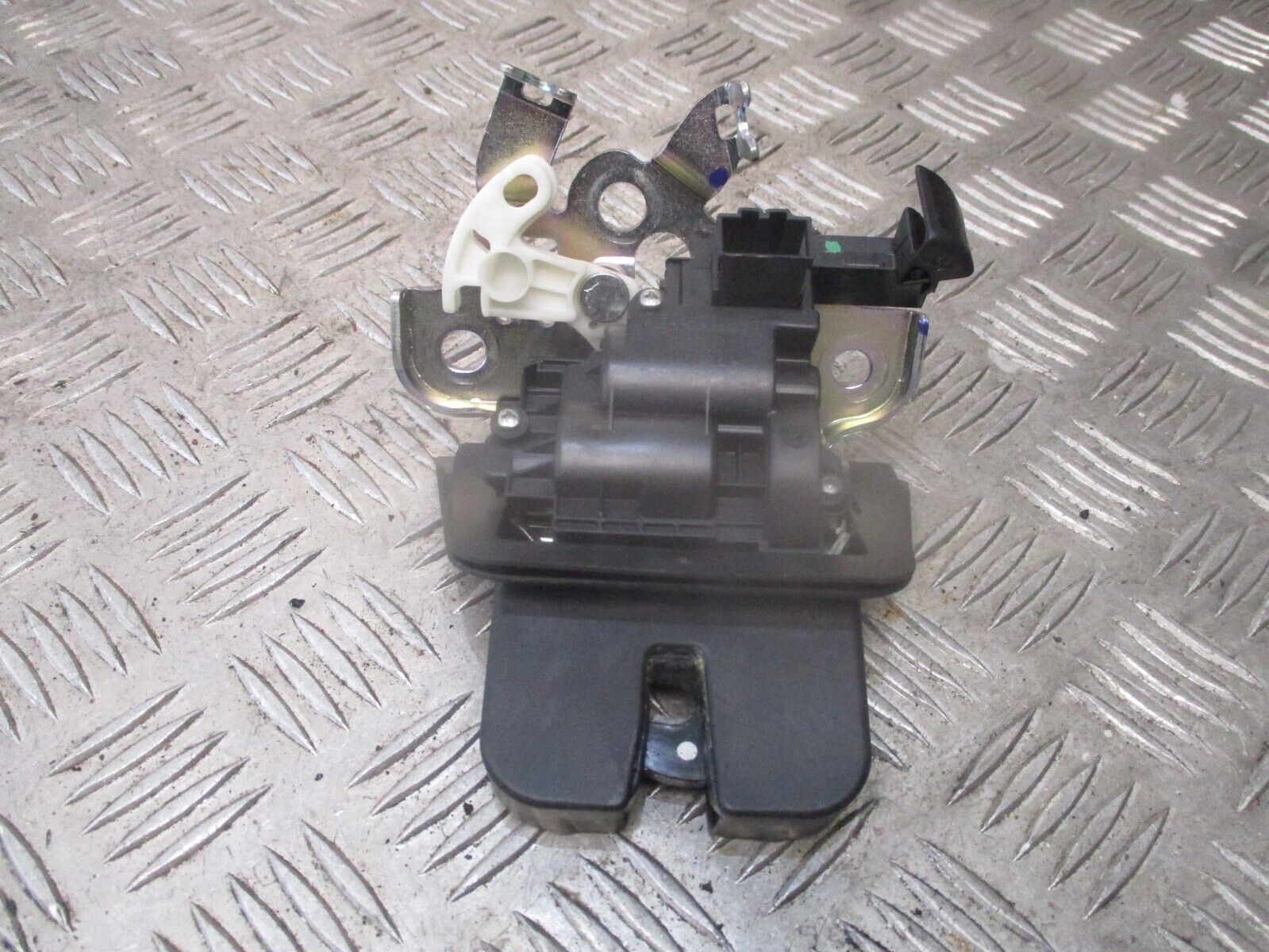 2015 GENUINE AUDI A4 ESTATE REAR TAILGATE BOOT LOCK MECHANISM 8R0827505