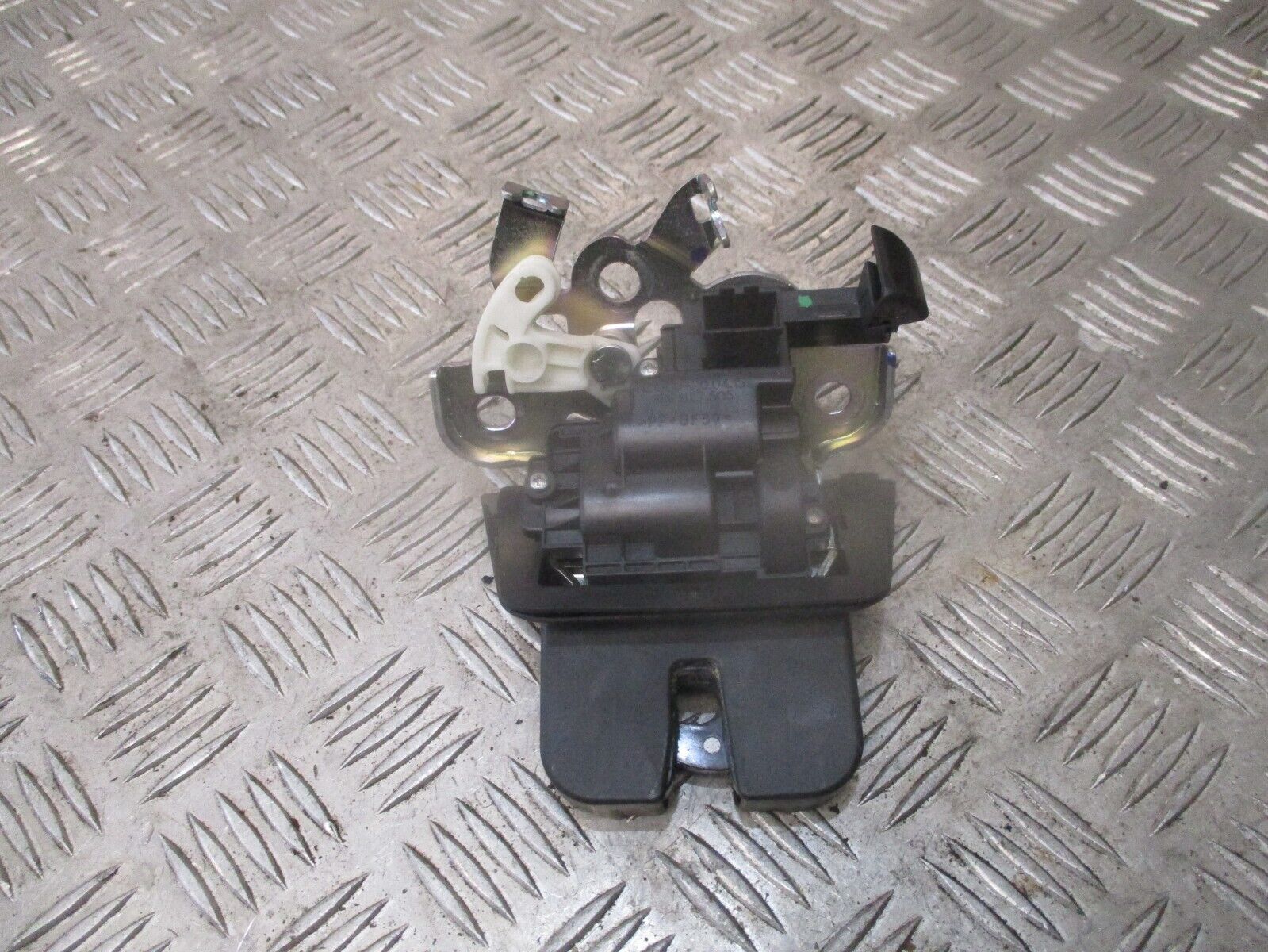 2015 GENUINE AUDI A4 ESTATE REAR TAILGATE BOOT LOCK MECHANISM 8R0827505 - Image 3