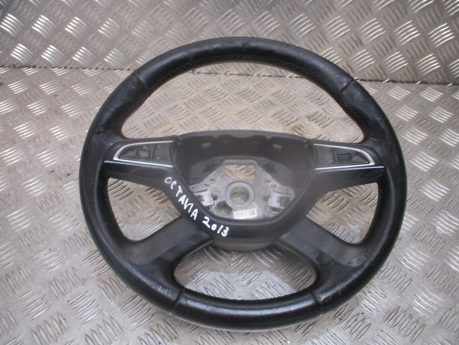 2013 GENUINE SKODA OCTAVIA MULTIFUNCTION STEERING WHEEL 5E0419091R - Image 3