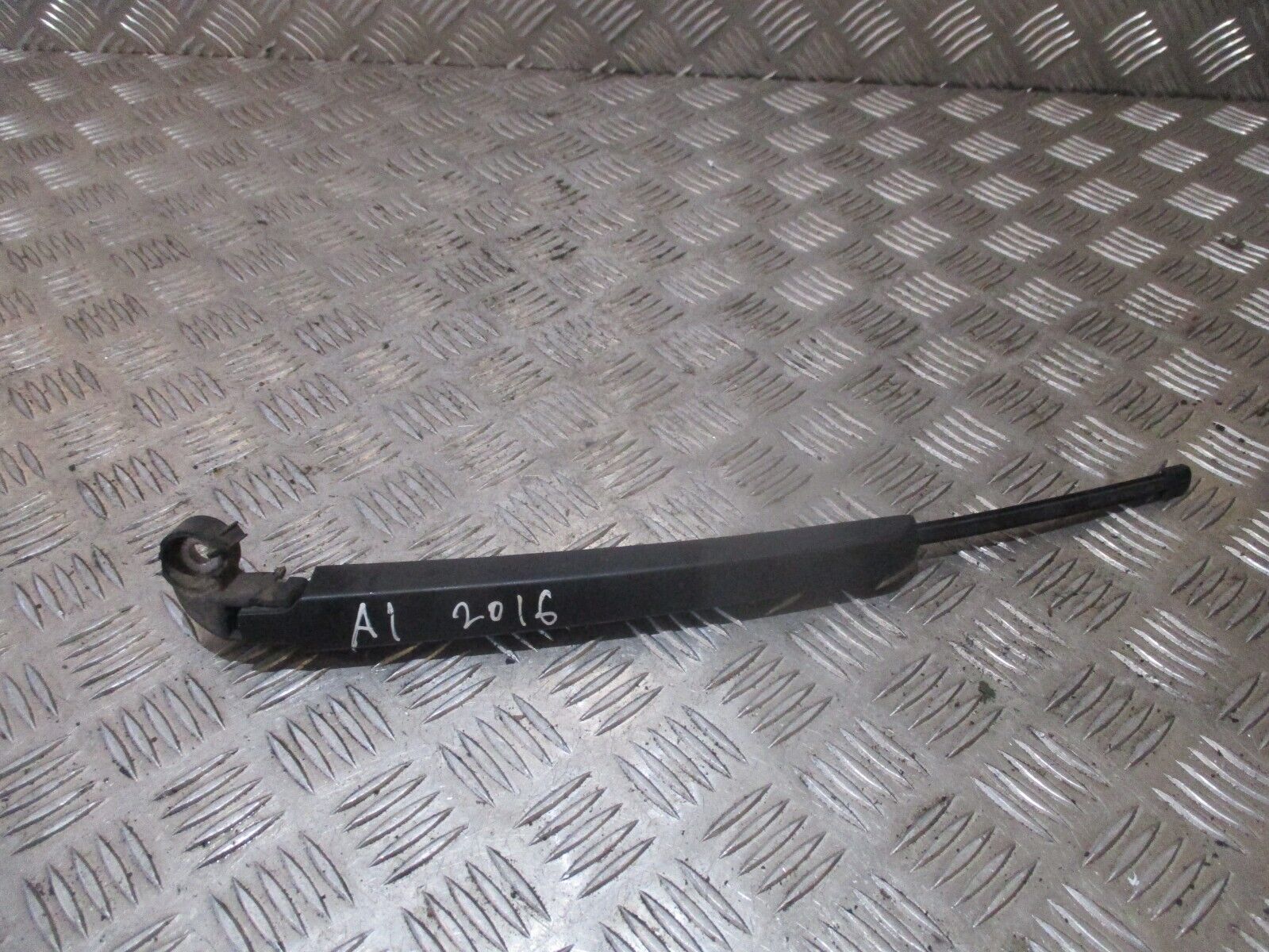 2016 GENUINE AUDI A1 8X REAR WINDSCREEN WIPER ARM 8R0955407