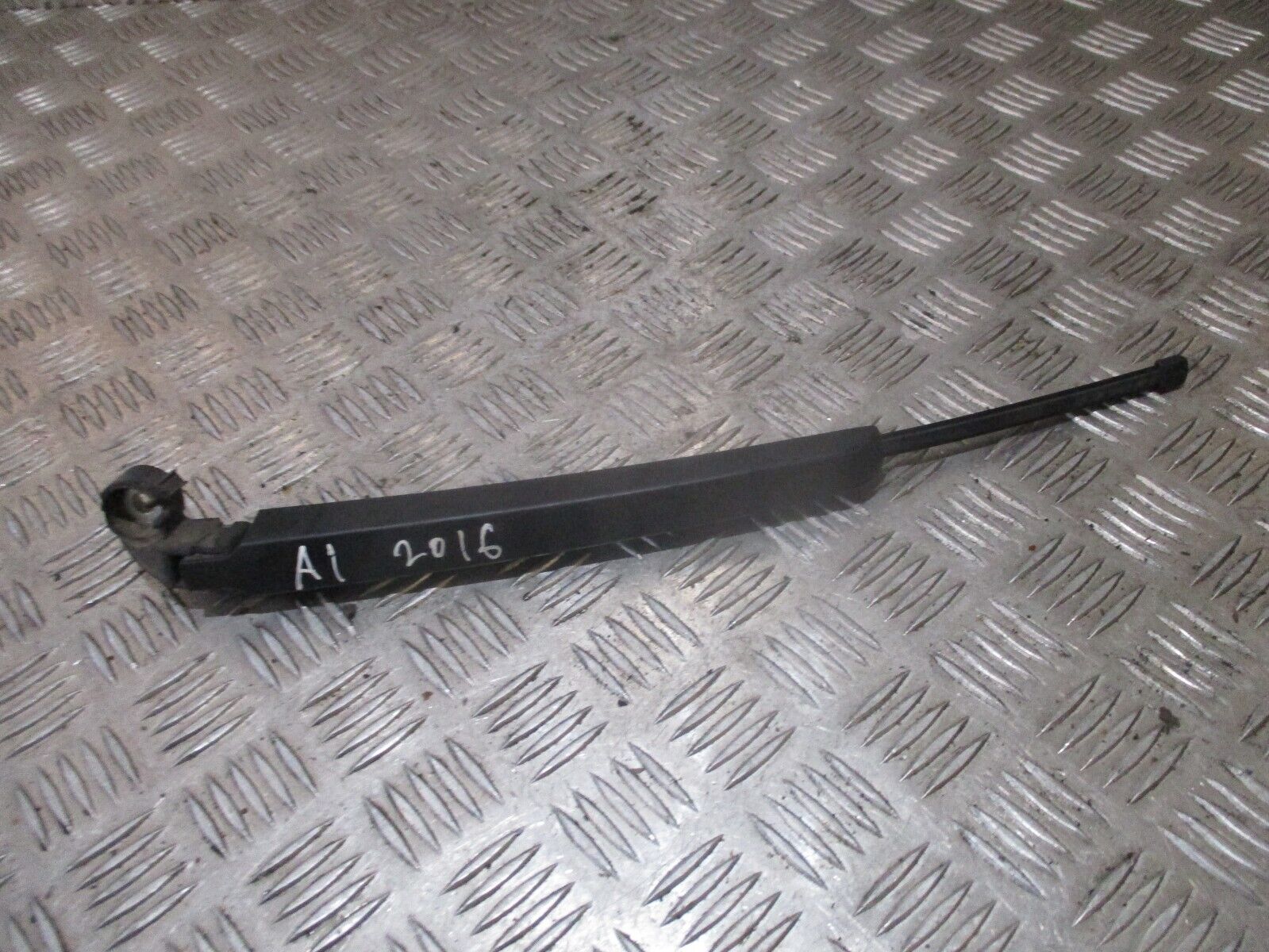 2016 GENUINE AUDI A1 8X REAR WINDSCREEN WIPER ARM 8R0955407 - Image 3