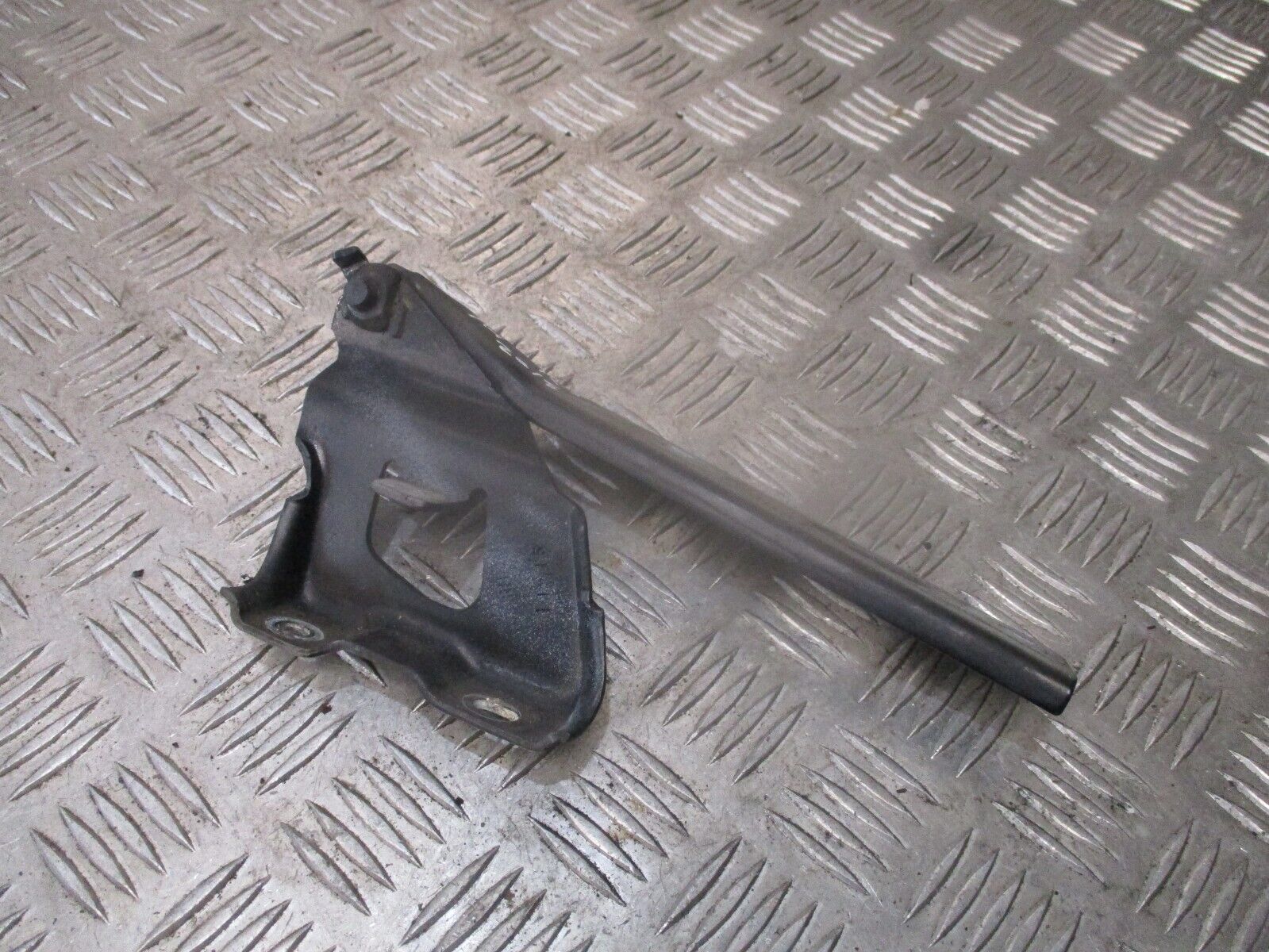 2015 GENUINE AUDI A4 FRONT RIGHT DRIVER SIDE BONNET HINGE 8K0823302D - Image 2