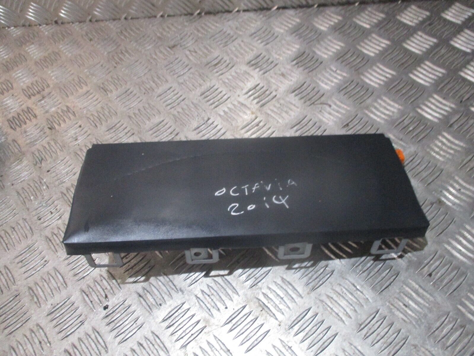 2014 GENUINE SKODA OCTAVIA DRIVER SIDE KNEE AIRBG 5G2880842D - Image 3