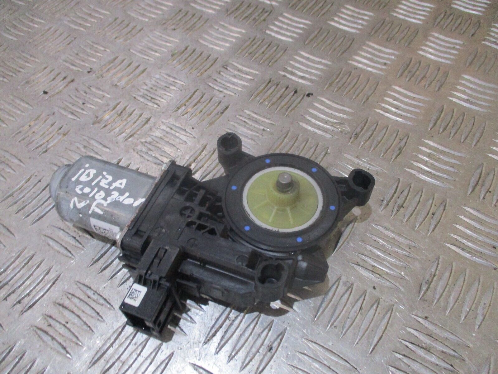 2015 GENUINE SEAT IBIZA FRONT LEFT PASSENGER SIDE WINDOW MOTOR 6R0959801Q - Image 4