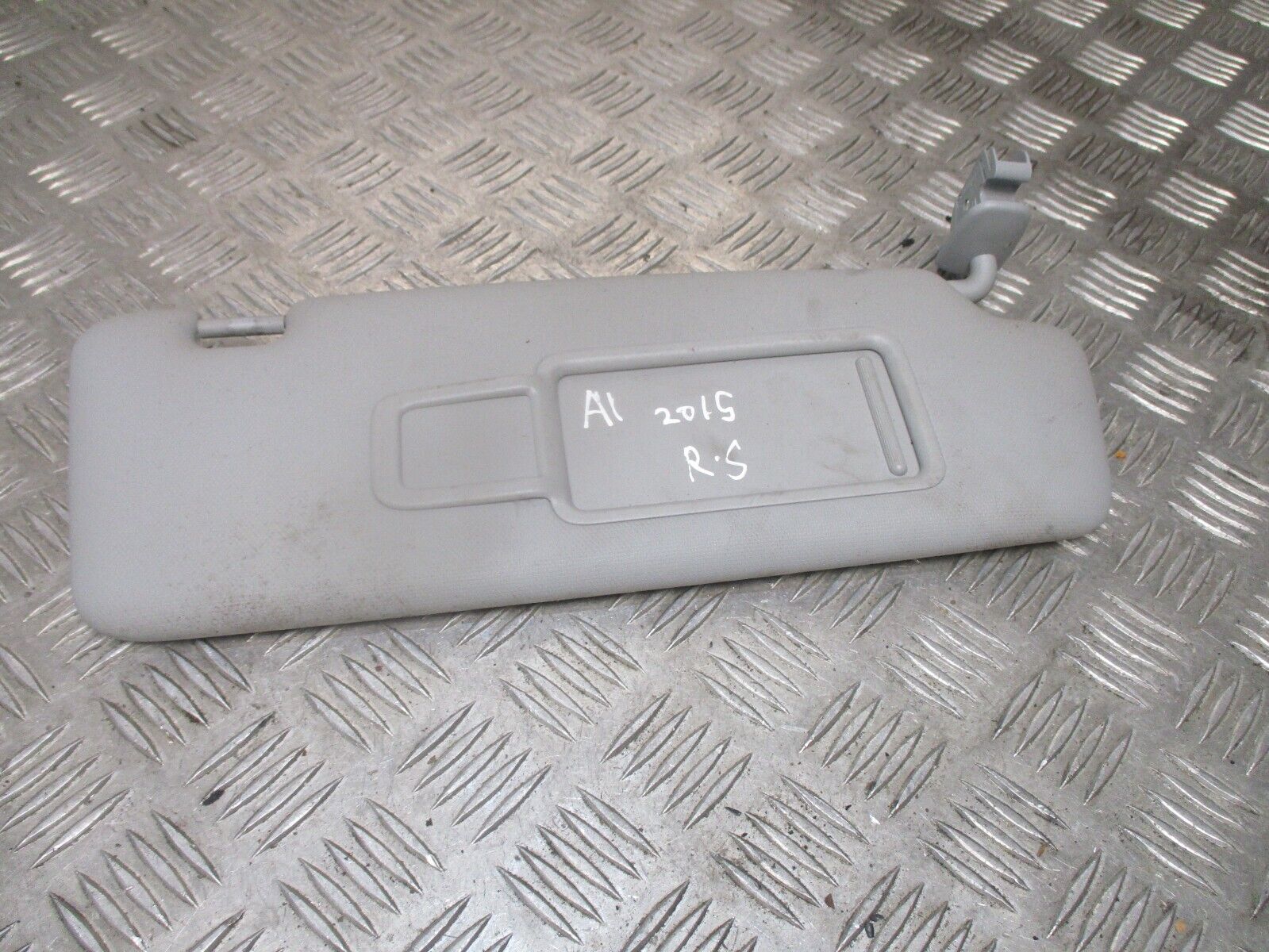 2015 GENUINE AUDI A1 FRONT RIGHT DRIVER SIDE SUNVISOR 8V0857552A