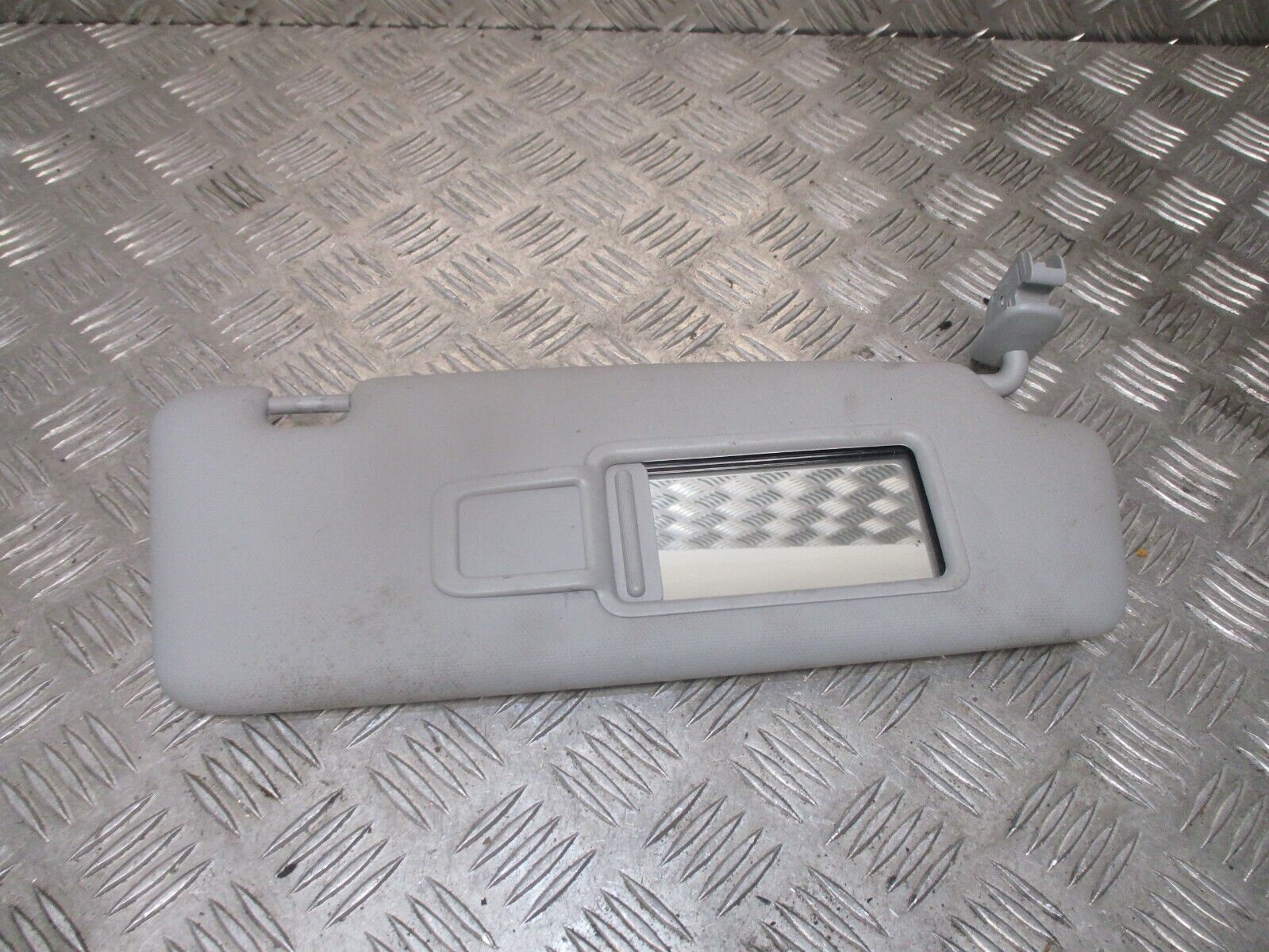 2015 GENUINE AUDI A1 FRONT RIGHT DRIVER SIDE SUNVISOR 8V0857552A - Image 2