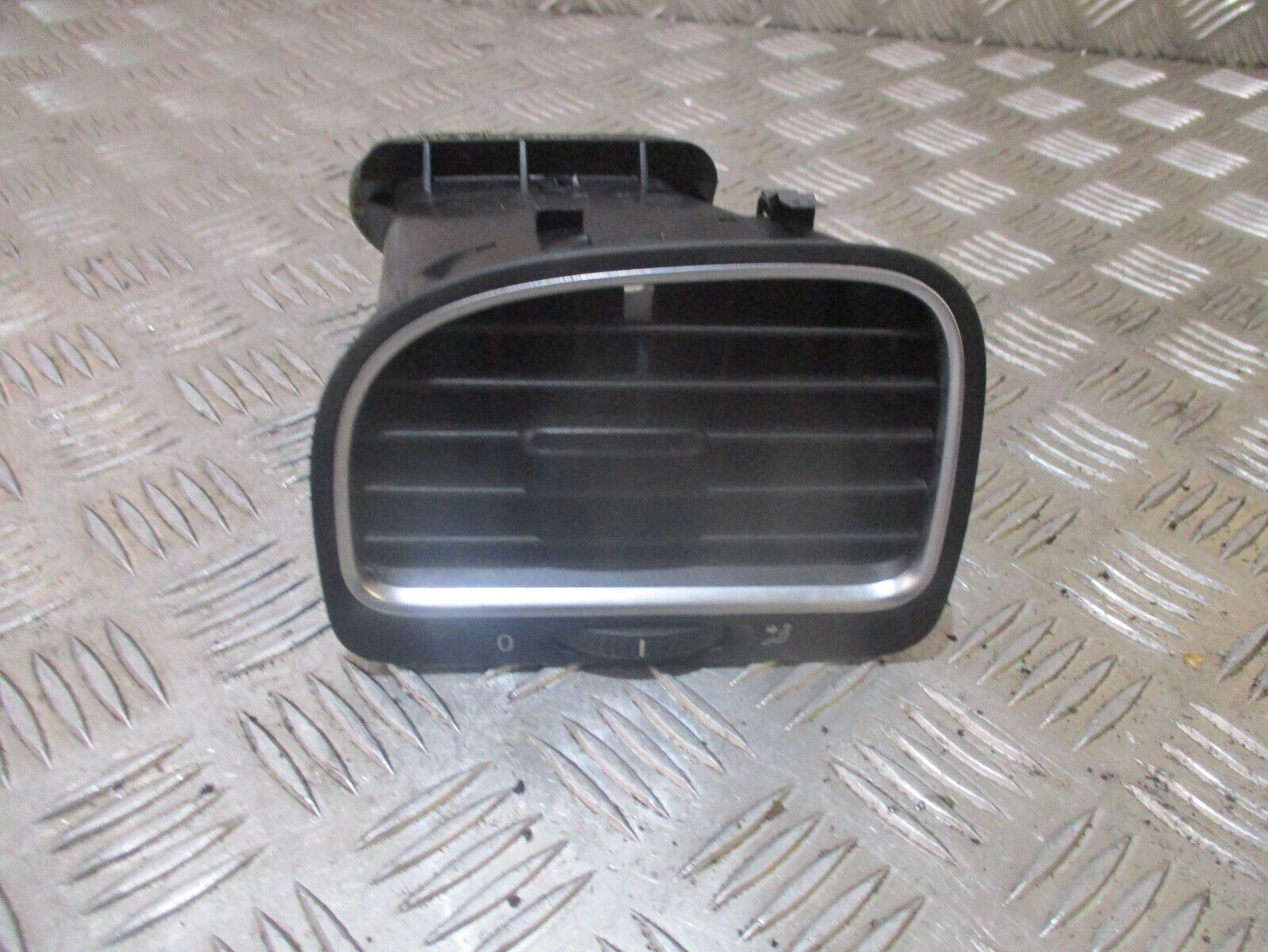 2012 GENUINE VW GOLF MK6 FRONT LEFT PASSENGER SIDE DASHBOARD AIRVENT 5K0819703J