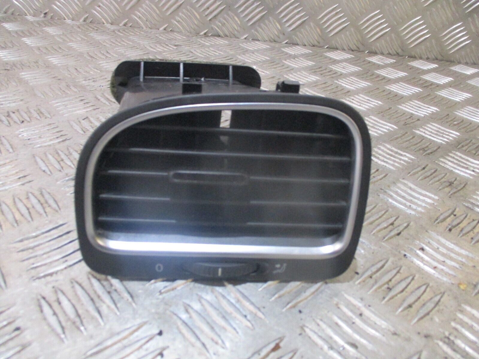 2012 GENUINE VW GOLF MK6 FRONT LEFT PASSENGER SIDE DASHBOARD AIRVENT 5K0819703J - Image 2