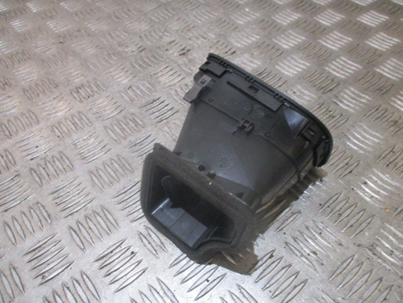 2012 GENUINE VW GOLF MK6 FRONT LEFT PASSENGER SIDE DASHBOARD AIRVENT 5K0819703J - Image 3