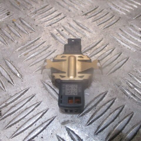 2016 GENUINE VW PASSAT B8 FRONT WINDSCREEN RAIN SENSOR 5Q0955547B