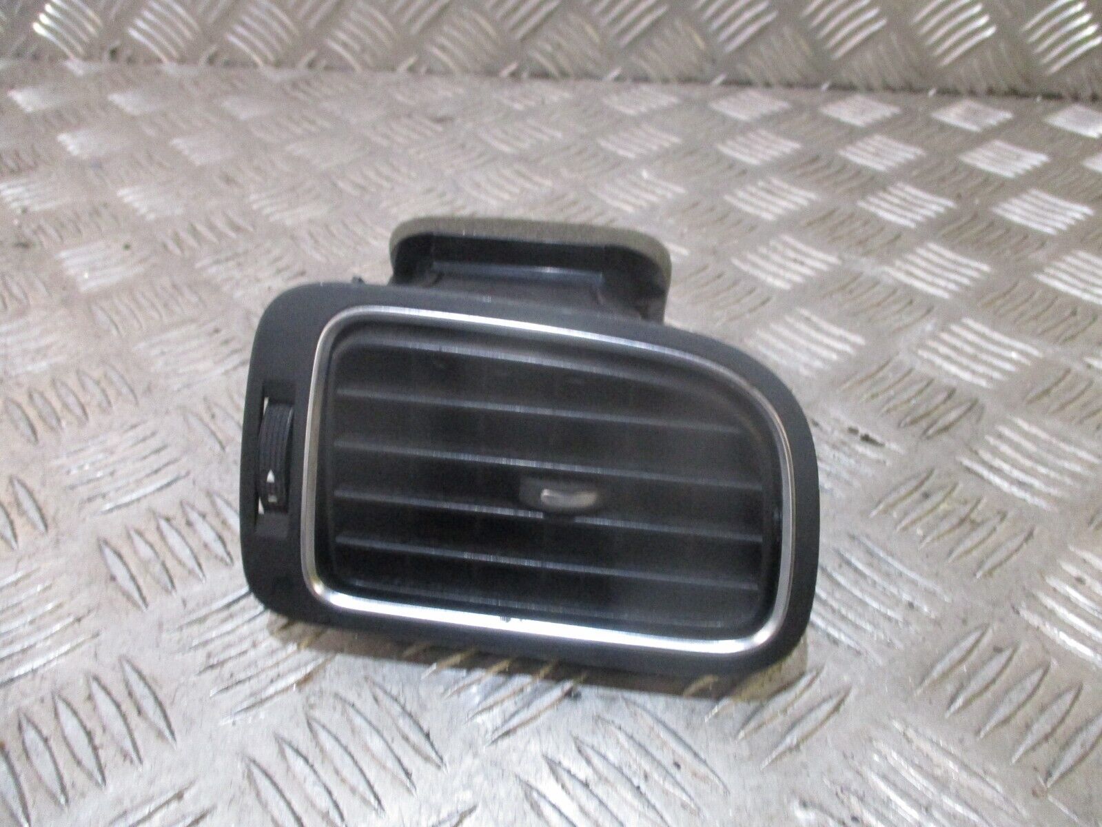 2015 GENUINE VW POLO FRONT RIGHT DRIVER SIDE DASHBOARD AIRVENT 6RF819704 - Image 2