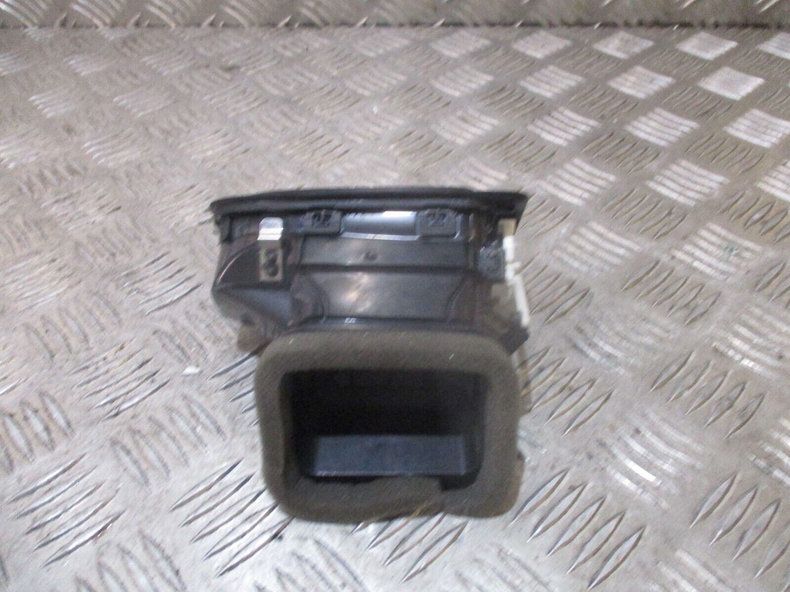 2015 GENUINE VW POLO FRONT RIGHT DRIVER SIDE DASHBOARD AIRVENT 6RF819704 - Image 3