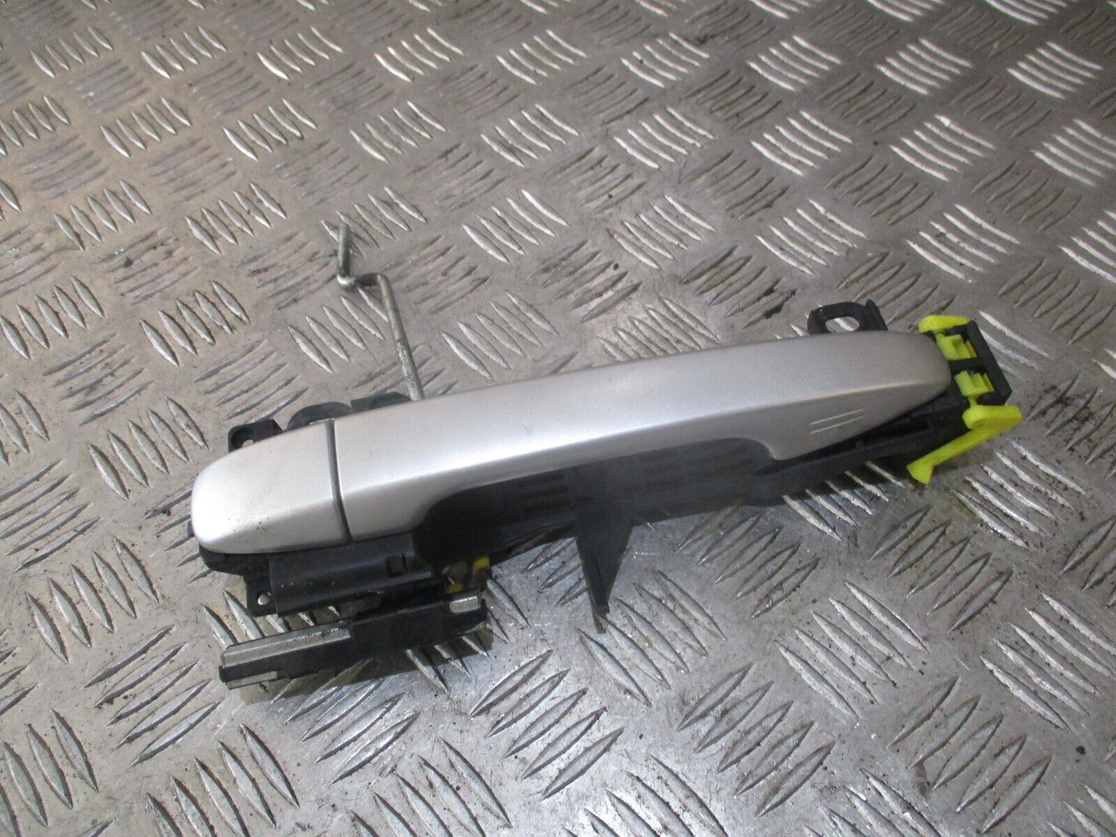 2014 GENUINE TOYOTA PRIUS FRONT RIGHT DRIVER SIDE EXTERIOR DOOR HANDLE - Image 2