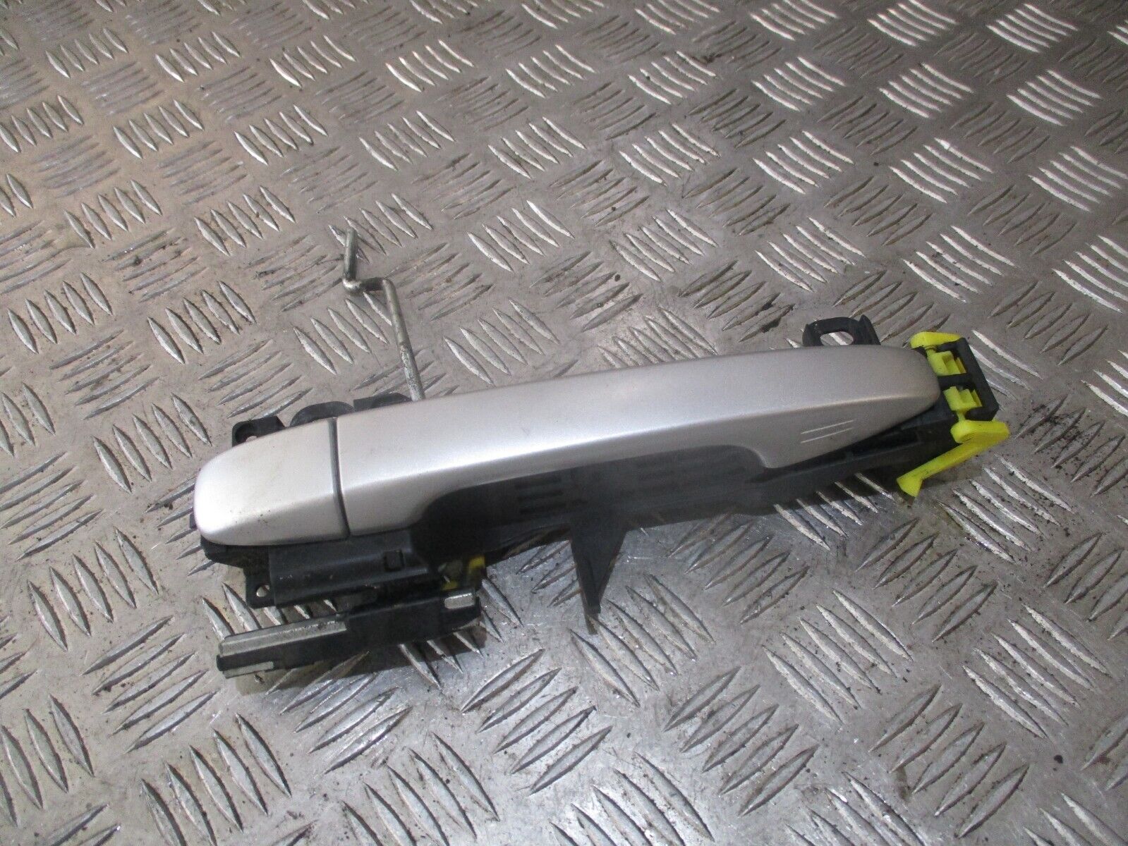 2014 GENUINE TOYOTA PRIUS FRONT RIGHT DRIVER SIDE EXTERIOR DOOR HANDLE - Image 3