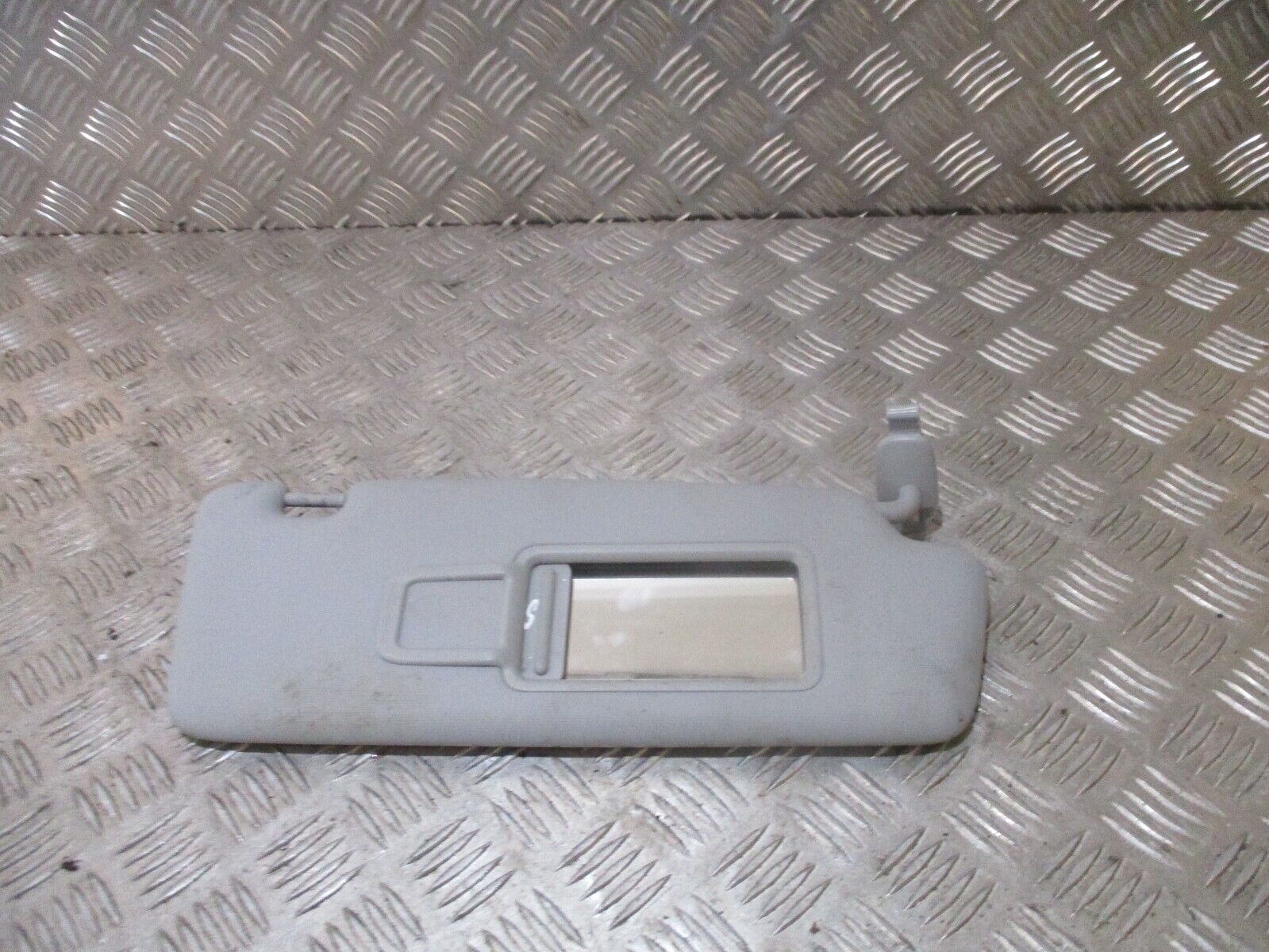 2016 GENUINE AUDI A1 FRONT RIGHT DRIVER SIDE SUNVISOR 8K0857552 - Image 2