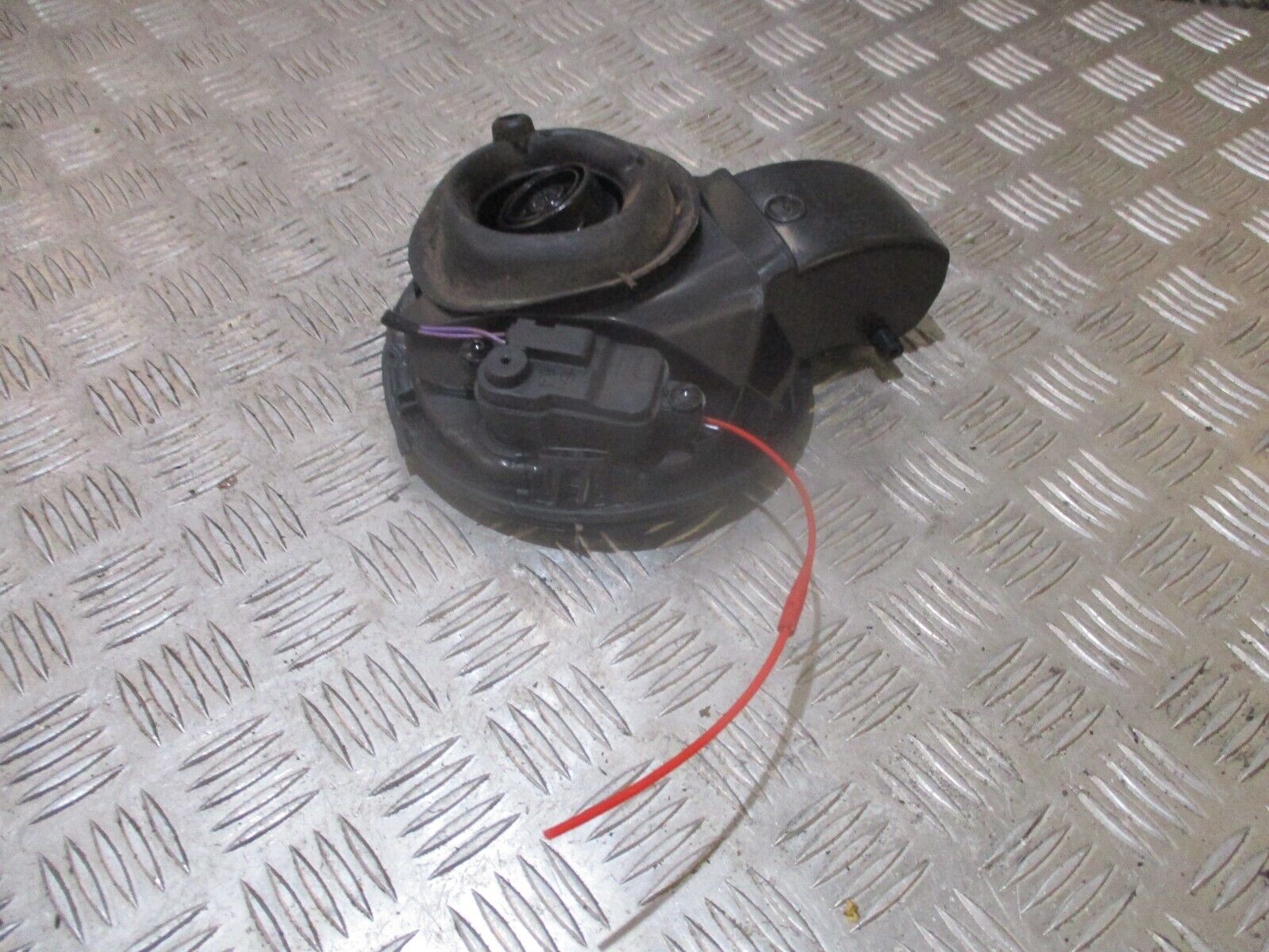 2016 GENUINE AUDI A1 REAR FUEL FILLER FLAP CAP COVER LID 8X0809906 - Image 2