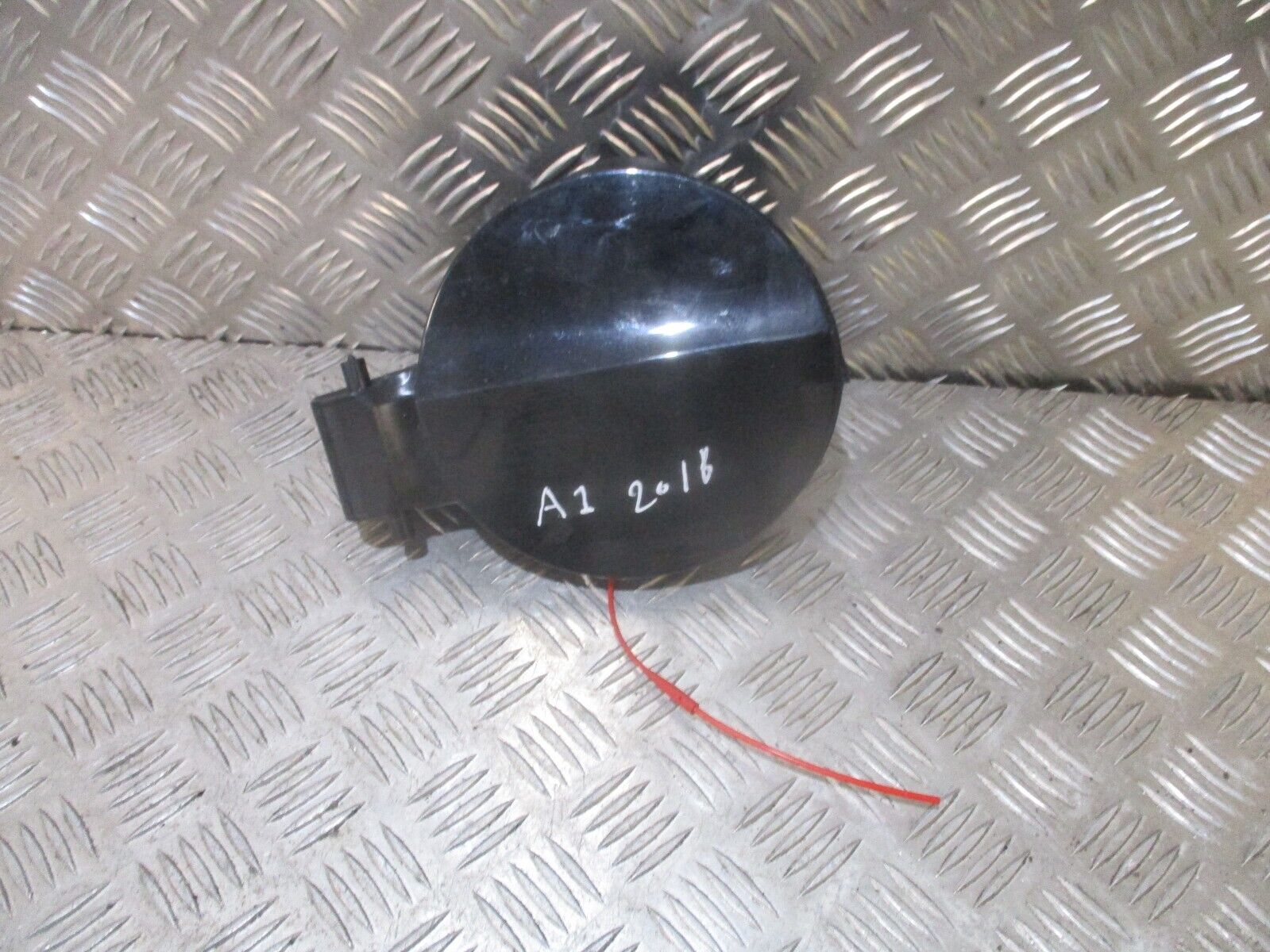 2016 GENUINE AUDI A1 REAR FUEL FILLER FLAP CAP COVER LID 8X0809906 - Image 3