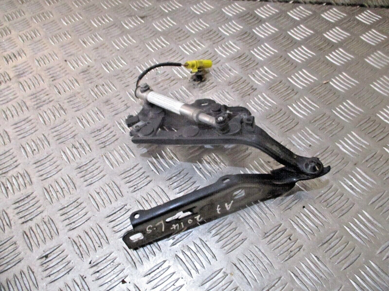 2016 AUDI A3 8V FRONT LEFT PASSENGER SIDE BONNET HINGE 8V0823301F 8V0823823F